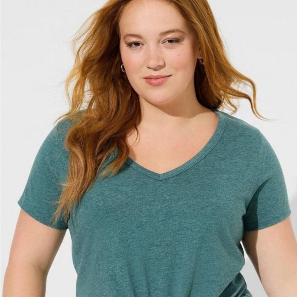 Torrid - Girlfriend Signature Jersey V-Neck Tee in Deep Teal